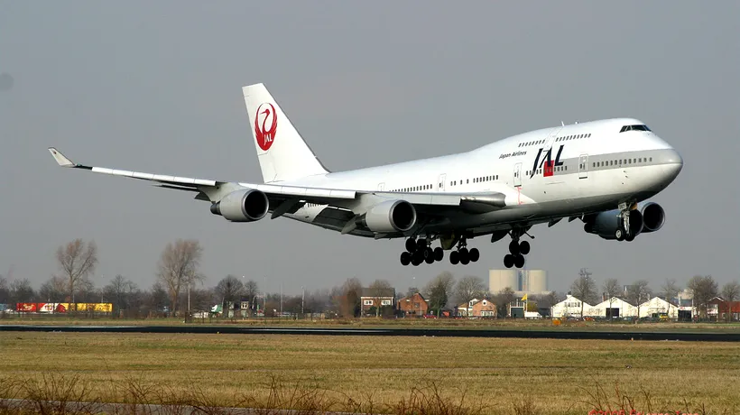 Panică la bordul unui avion japonez, după ce unul din motoare a luat foc