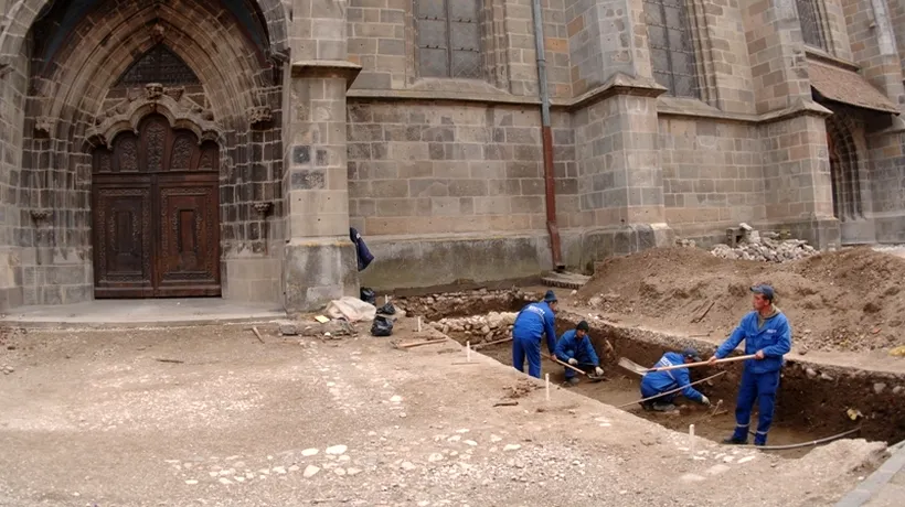 Peste 1.400 de morminte din Evul Mediu, descoperite de arheologi la Biserica Neagră din Brașov