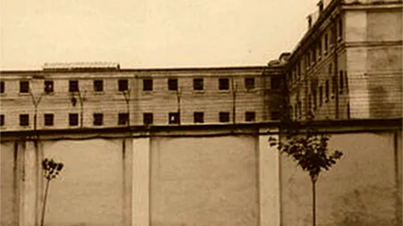 Arheologii  reîncep căutarea unor săbii de patrimoniu ascunse de deținuți politici la penitenciarul Aiud