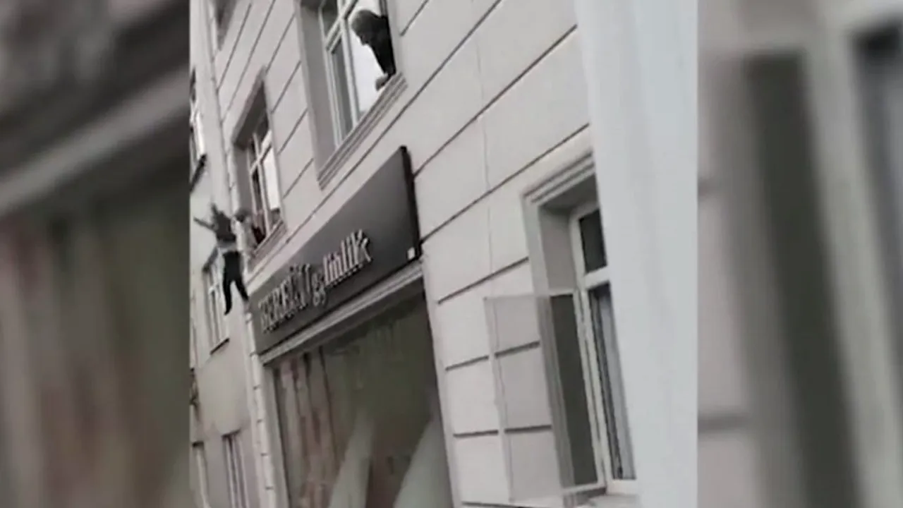 Imagini șocante! Mai mulți copii aruncați de la etaj din cauza unui incendiu - FOTO/VIDEO