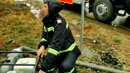 Trafic BLOCAT din cauza viiturilor. Un autoturism a rămas prins, după ce ploile torențiale au invadat drumul / Circulația pe DN 7C este complet oprită