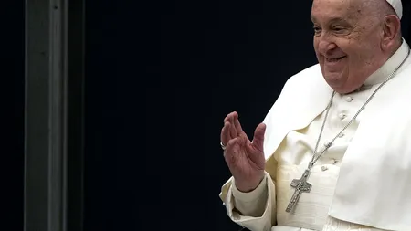 Macron și JD Vance sunt ÎNDURERAȚI de moartea Papei Francisc și omagiază activitatea pastorală a acestuia