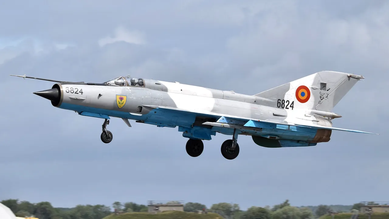 Starea pilotului care s-a prăbușit cu un MiG-21 LancerR lângă Reghin. Locotenent-comandorul Andrei Criste a fost adus la „Militar”, în București