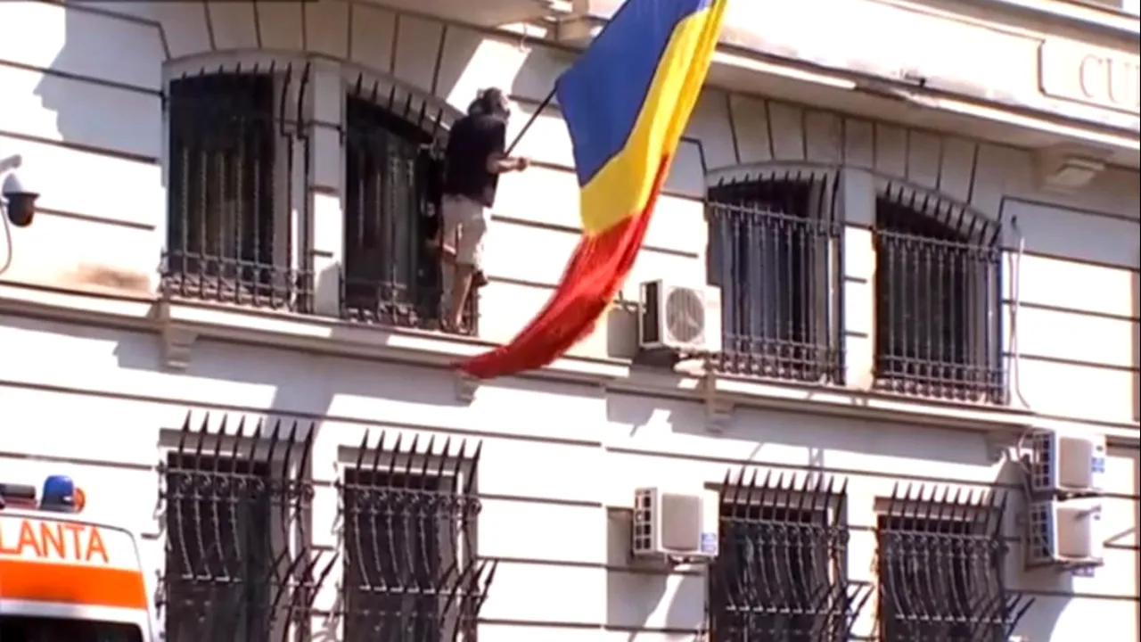 Protest la sediul Înaltei Curți de Casație și Justiție. Un bărbat s-a urcat pe clădire