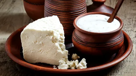 Brânza cu roșii, un LUX pentru români. Burduful de oaie a atins un preț uriaș în piețe