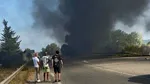 Alertă în Franța. Un avion al Forțelor Aeriene, folosit pentru instruirea piloților, a aterizat forțat pe un drum și a luat foc. Care este starea echipajului
