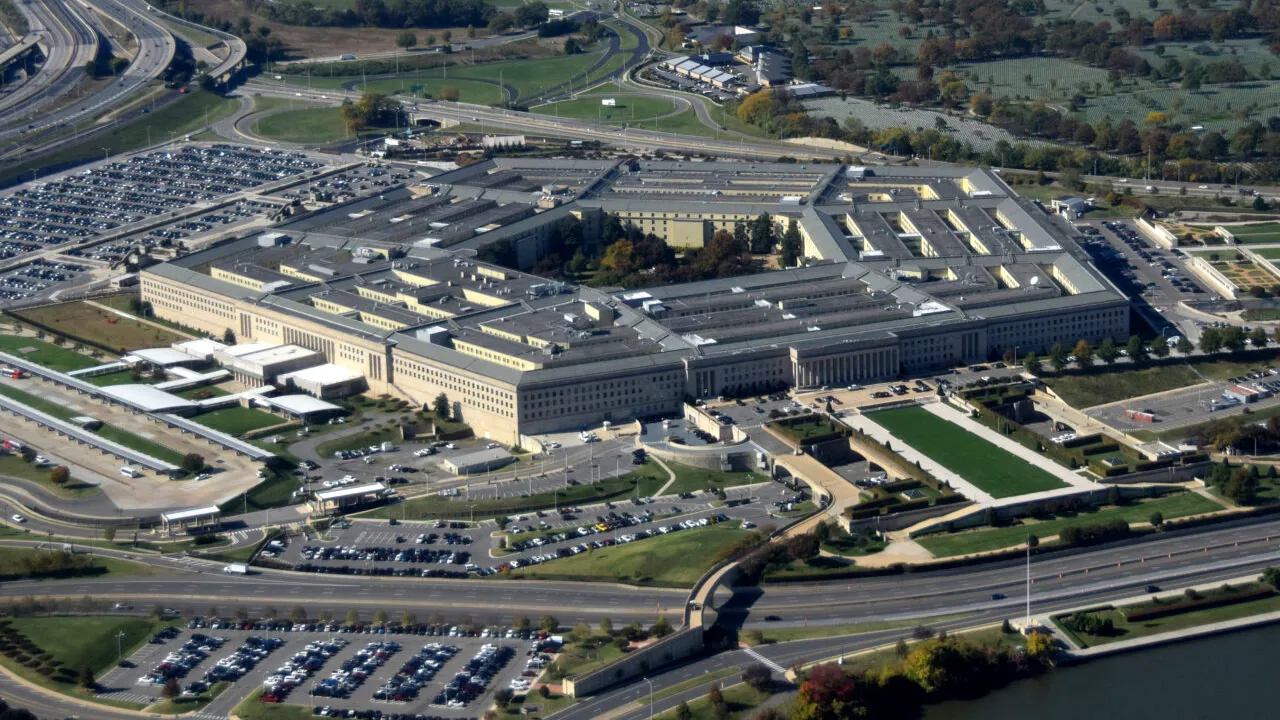 Consilier important al secretarului american al Apărării, scos sub escortă din Pentagon și trimis în concediu FORȚAT! Ce s-a întâmplat