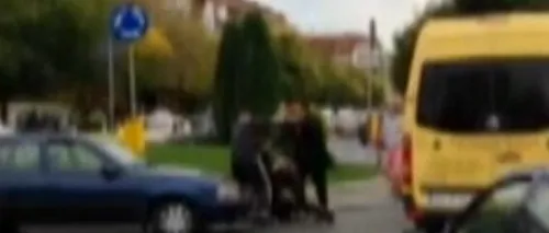 După o șicanare în trafic, patru bărbați au coborât din mașini și s-au luat la bătaie într-un sens giratoriu din Craiova