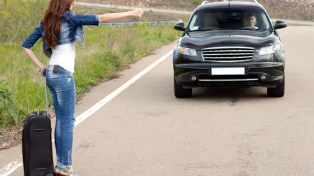 Clipe de groază trăite de o femeie care făcea AUTOSTOP în Bistrița-Năsăud. Ce i-a făcut șoferul care a luat-o la ocazie
