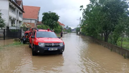 România, împărțită între FURTUNI, viituri și caniculă. Nordul țării este sub spectrul inundațiilor, în timp ce sudul se topește sub soarele puternic