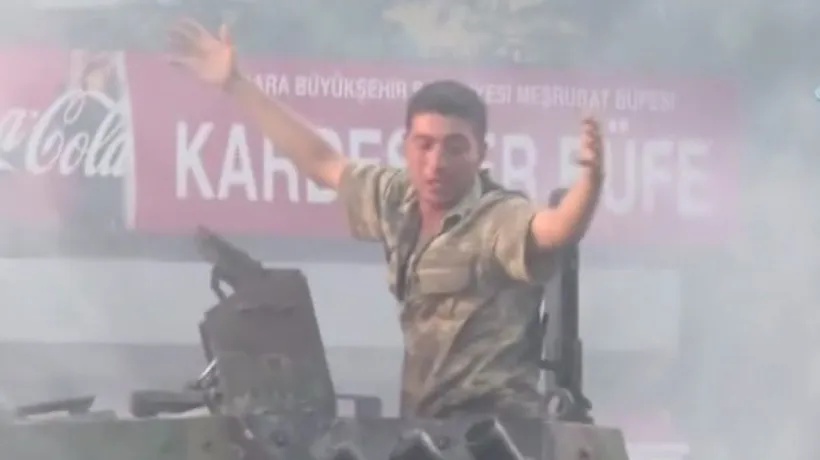 VIDEO emoționant. Un tânăr soldat turc, salvat de la linșaj în ultima clipă