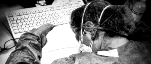 CORONAVIRUS. O asistentă epuizată de munca din spital, surprinsă dormind cu capul pe birou