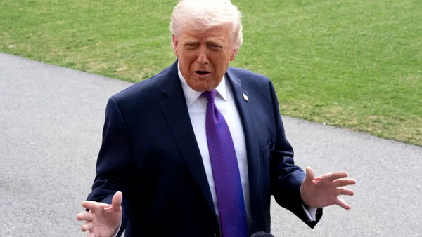 Donald Trump a publicat o imagine realizată cu IA în care apare pe post de vindecător, precum Iisus Hristos