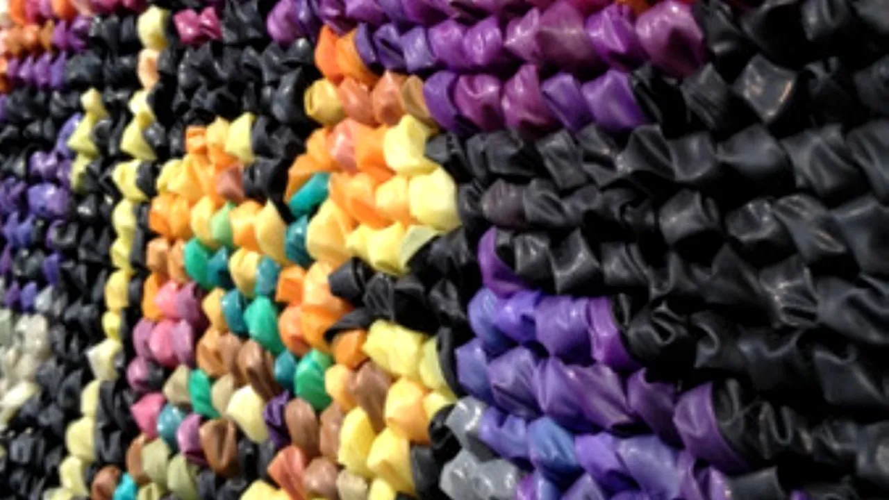 Protest inedit: O artistă din Statele Unite a realizat portretul Papei emerit Benedict al XVI-lea din prezervative