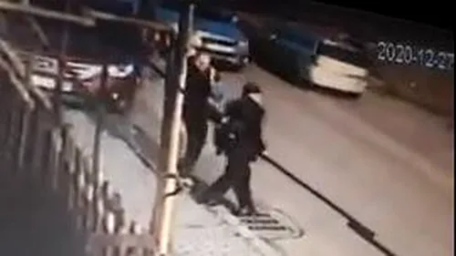 Bătrân lovit cu picioarele, fără milă, în plină stradă la Iași. Poliția a deschis dosar penal (FOTO+VIDEO)