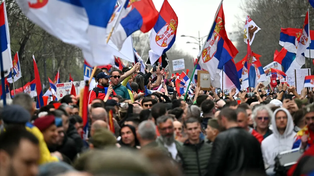 După înlăturarea lui Vučić, tinerii din Serbia vor „curățenie totală”. Studenții au cerut demisia comandanților poliției și a șefilor serviciilor secrete. Prima demisie, directorul radio-televiziunii de stat, Manja Grčić