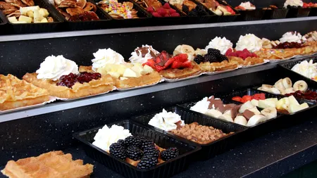 Prăjituri cu tematică vaccinuri antiCovid. Verde pentru Pfizer, galben pentru AstraZeneca la o cofetărie din Ungaria