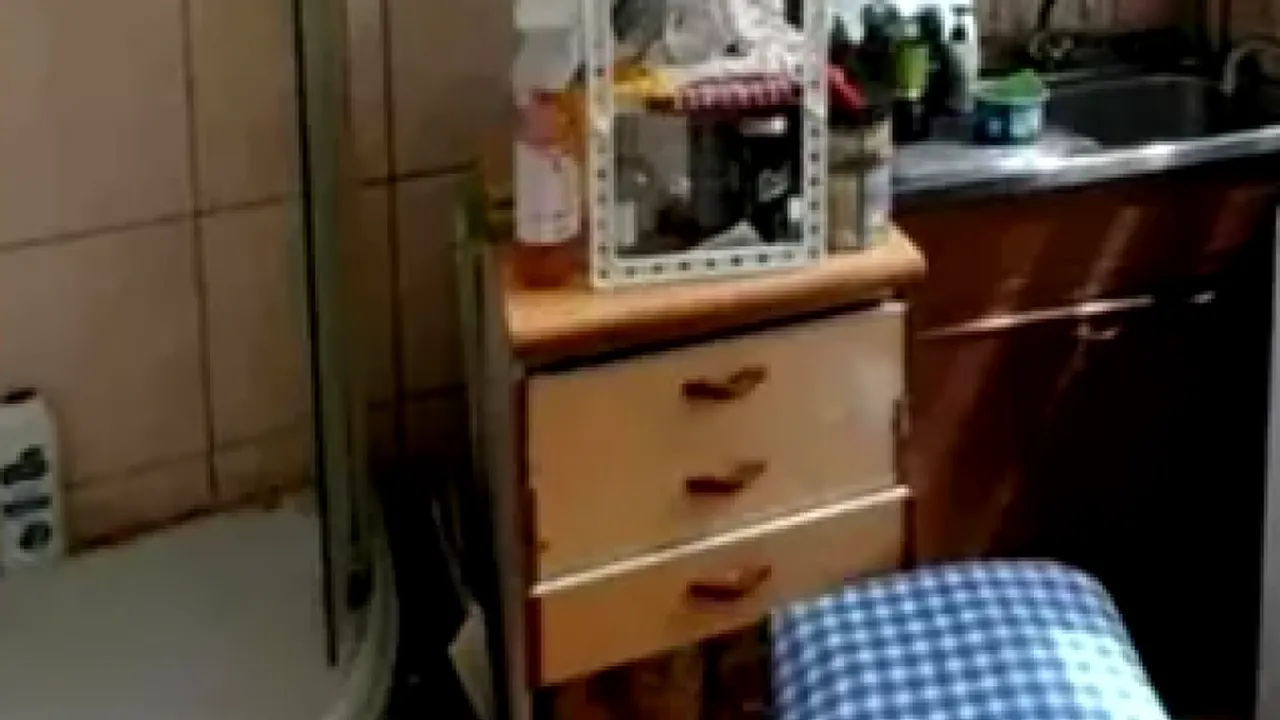 GARSONIERĂ din Cluj scoasă la vânzare pentru o sumă colosală. Dușul e în bucătărie. Cu aceeași bani îți cumperi un apartament cu 4 camere în Capitală