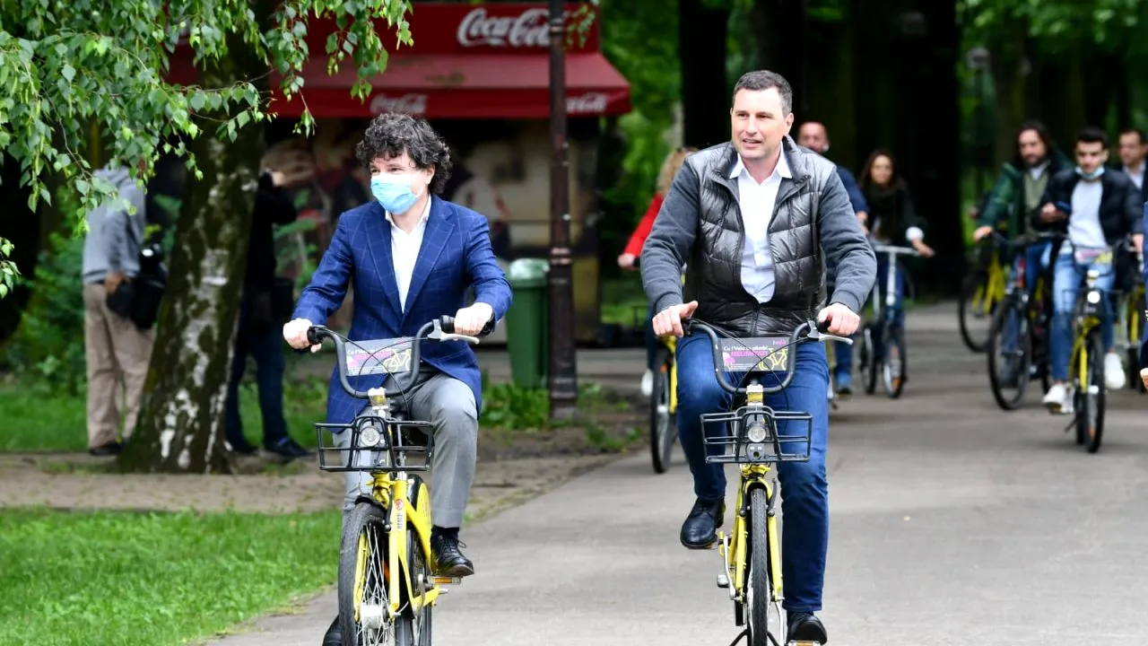 Nicușor Dan, promisiune de Ziua Mondială a Bicicletei: „Până la sfârșitul anului vor dispărea zeci de mii de mașini parcate pe prima bandă” (FOTO-VIDEO)