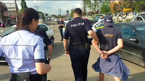 Un polițist din București, aflat în timpul liber, a încătușat un bărbat care lovea un bătrân
