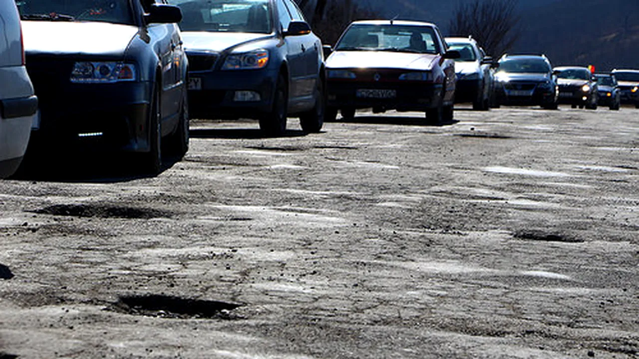 Modalitatea inedită în care zeci de șoferi au protestat față de gropile de pe un drum județean