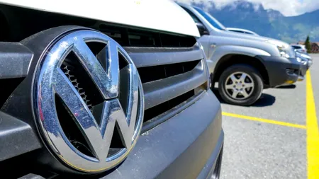 Patru foști directori Volkswagen, CONDAMNAȚI de un tribunal german, la zece ani de la izbucnirea scandalului 