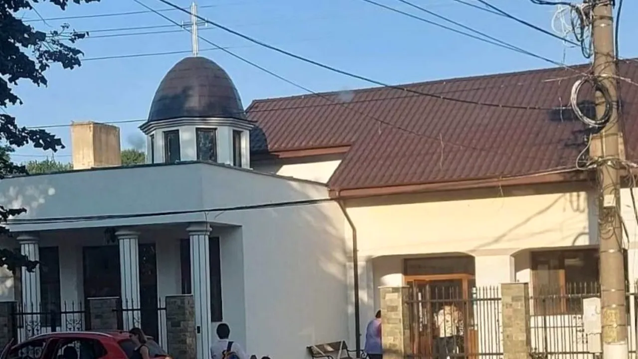 Mai mulți elevi dintr-un oraș tulcean au început școala într-o capelă mortuară, clădirea liceului fiind în renovare. Ce spune primarul despre această soluție