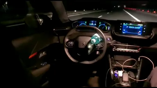 VIDEO | Un șofer a blocat volanul cu o sticlă și s-a mutat pe bancheta din spate, apoi a ajuns în șanț: „Nu e nimeni la volan”