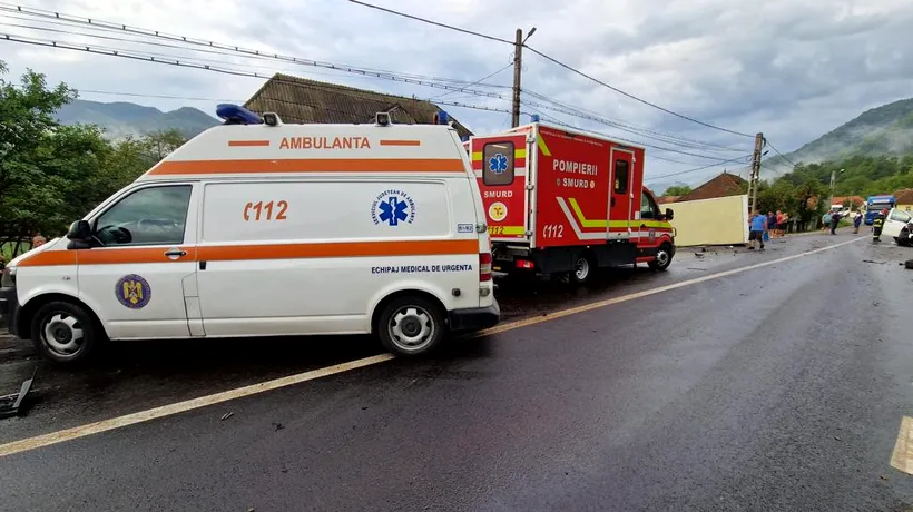 FOTO | Accident grav! O familie cu șapte copii se afla în mașina distrusă într-un accident rutier din județul Bacău