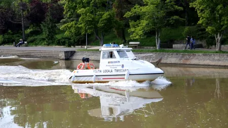 Tânără pe jumătate DEZBRĂCATĂ, surprinsă la plajă pe șalupa Poliției Locale Timișoara / Ce a făcut chiar a doua zi după incident