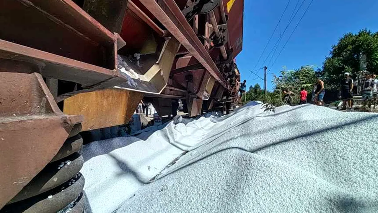 Un TREN de marfă a fost atacat din mers, în Constanța. Hoții au “descărcat“ tone de azotat de amoniu care s-au împrăștiat pe rambleu