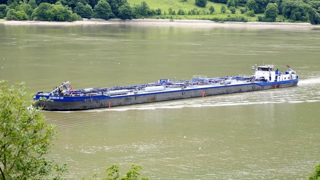 Armatorii, anunțați să reducă încărcătura convoaielor la jumătate din cauza cotelor fluviale scăzute