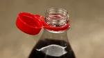După enervantul capac fix, sticlele de plastic se schimbă din nou. De la ce dată se întâmplă în România și în celelalte țări din UE