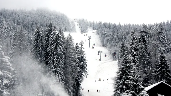 Final de sezon de schi în Poiana Brașov, cu zăpadă din belșug și pârtii excelente