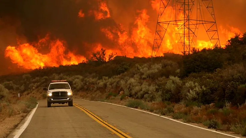Incendii masive amenință mii de clădiri și case din California