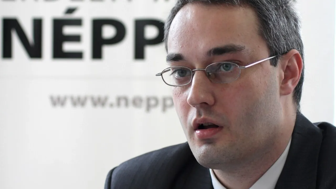 Președintele PPMT Covasna a arborat steagul secuiesc pe balconul locuinței sale