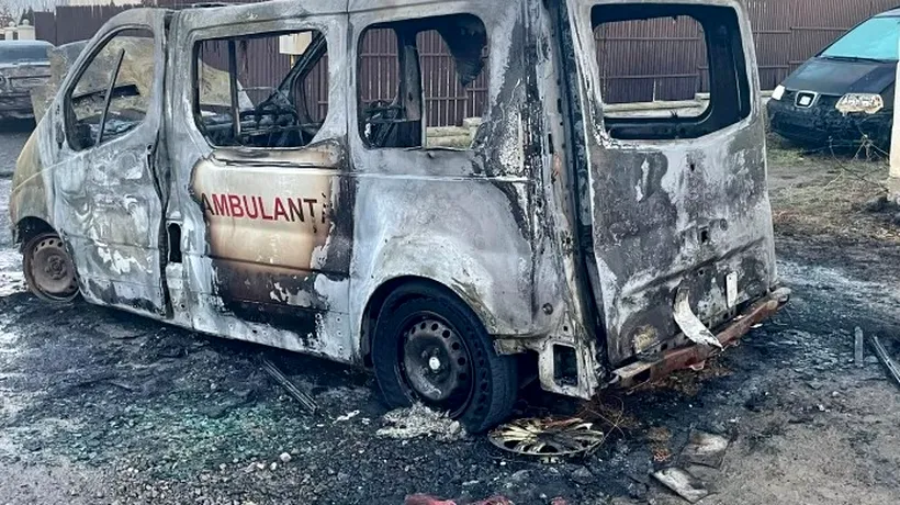 Ambulanță distrusă și trei mașini avariate de INCENDIU. De la ce a pornit focul