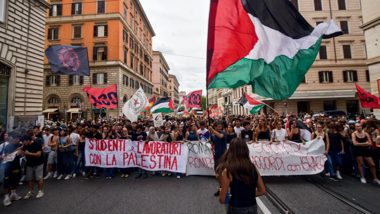 Zeci de mii de persoane au PROTESTAT în Italia împotriva acțiunilor Israelului în Gaza. Mai multe porturi au fost blocate