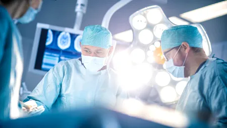 Patru asistenți medicali sunt acuzați că și-au LEGAT o colegă pe o masă de operații și au torturat-o. Cum se apără aceștia