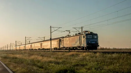 Trenul cu zeci de copii, blocat timp de 8 ore în câmp, s-a oprit din nou într-o pădure. „Este inuman. Le-au dat un corn cu ciocolată și o sticlă de apă”
