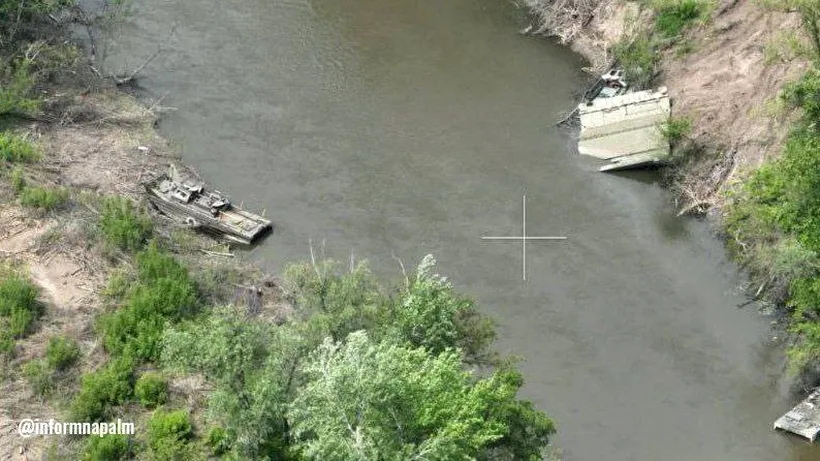 Traversare eșuată a unui râu din Ucraina pentru trupele rusești. Au încercat să treacă tancurile peste un pod de pontoane și au sfârșit prin a înota pentru a se salva