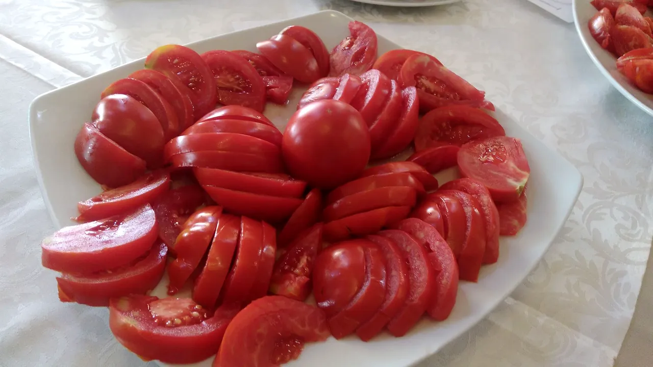 ROȘIA PERFECTĂ, obiectivul unor cercetători agricoli din Timișoara