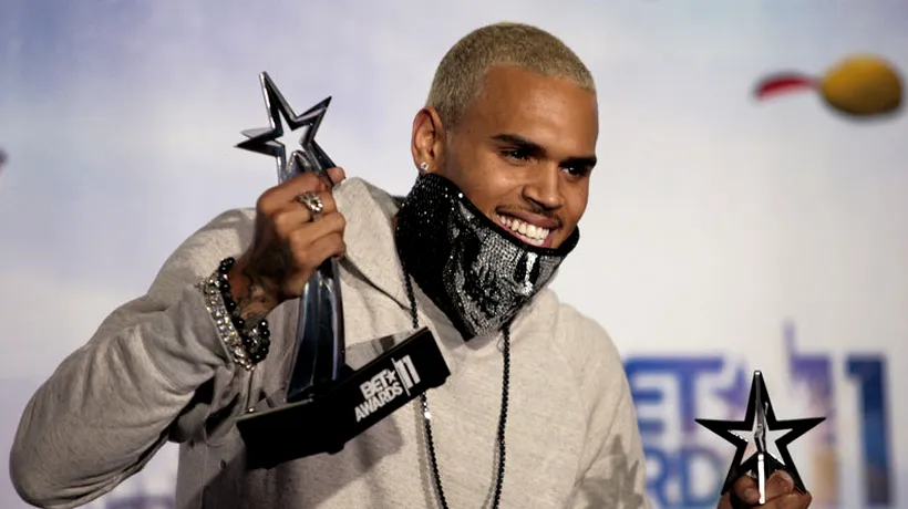 Rapperul Chris Brown, acuzat că a părăsit locul în care a provocat un accident de circulație