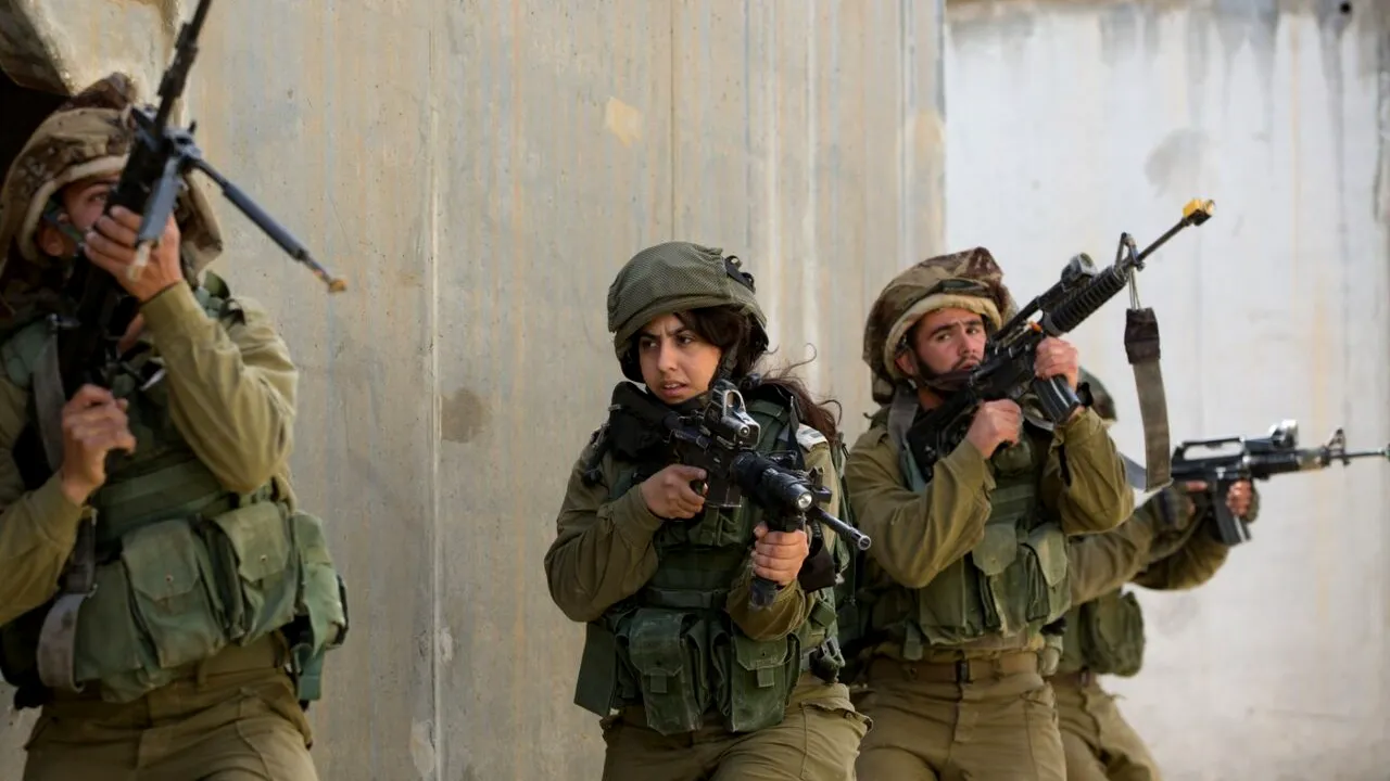 O țară membră UE va introduce serviciul militar obligatoriu și pentru femei începând din 2026, inspirându-se după modelul israelian