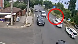VIDEO | Un polițist de la circulație a provocat un accident rutier, în urma căruia o femeie și-a pierdut viața. Momentul impactului
