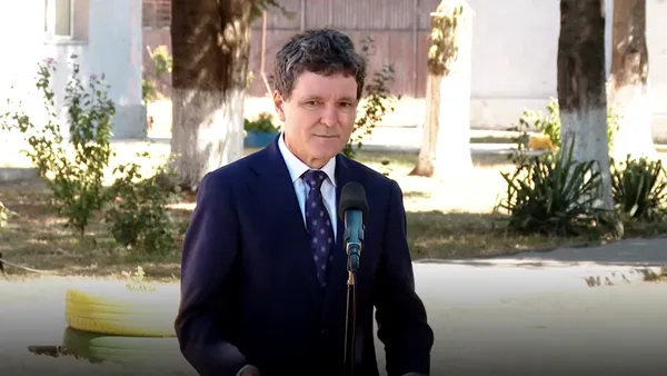 Nicușor Dan a promulgat legea prin care personalul contractual nu mai este în pericol să fie asimilat funcționarului public și nu mai intră sub incidența incompatibilității