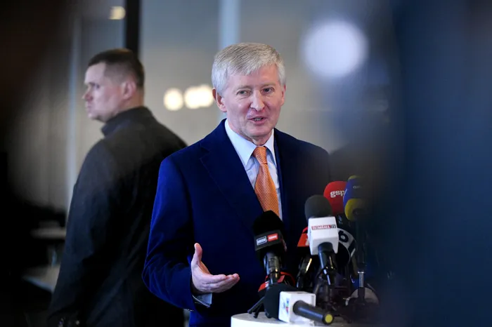 Patronul clubului Sahtior Donetk, Rinat Akhmetov, sustine o declaratie de presa la Arena Nationala din Bucuresti, joi, 9 aprilie 2026, unde a fost depus sicriul cu trupul neinsufletit al fostului antrenor Mircea Lucescu. Omul de afaceri ucrainean a vorbit despre mostenirea lasata de tehnicianul roman si despre legatura de prietenie care i-a unit timp de peste doua decenii. ALEXANDRU DOBRE / MEDIAFAX FOTO