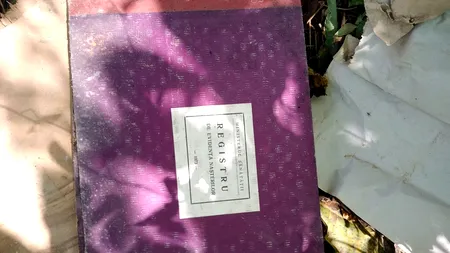 Registre de consultații medicale ale locuitorilor dintr-o comună din Sălaj, aruncate din greșeală