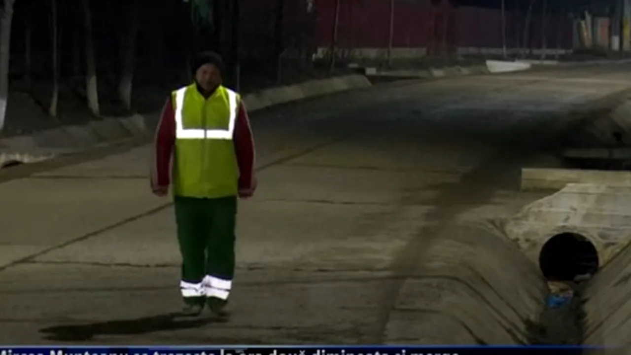 Un bărbat dintr-o comună din Iași merge zilnic 20 de kilometri pe jos pentru a ajunge la muncă. El mătură străzile ca să își întrețină fiul de doar un an