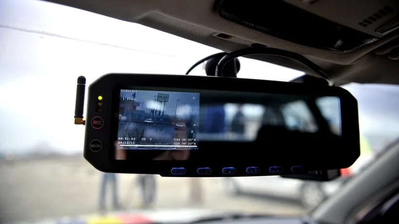 Un șofer de 20 de ani a dat radarul poliției peste cap pe Splaiul Unirii, unde limita de viteză este de 60 km/h